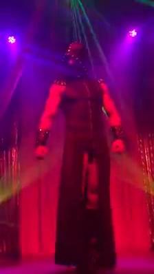 Número sobre el escenario iluminado en rojo y violeta.