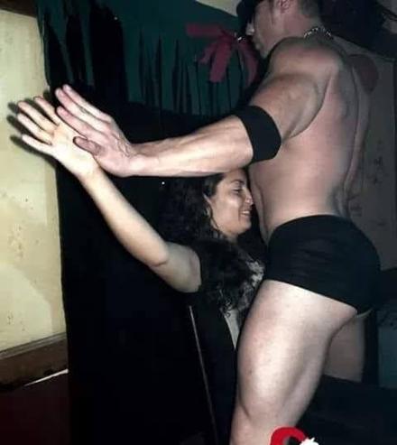 Pablo interactúa con una asistente durante el show en una sala en penumbra.