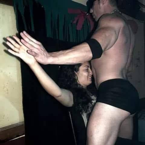 Pablo interactúa con una asistente durante el show en una sala en penumbra.