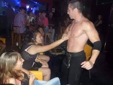 Pablo saluda a un grupo sentado a las mesas de una sala durante el show.
