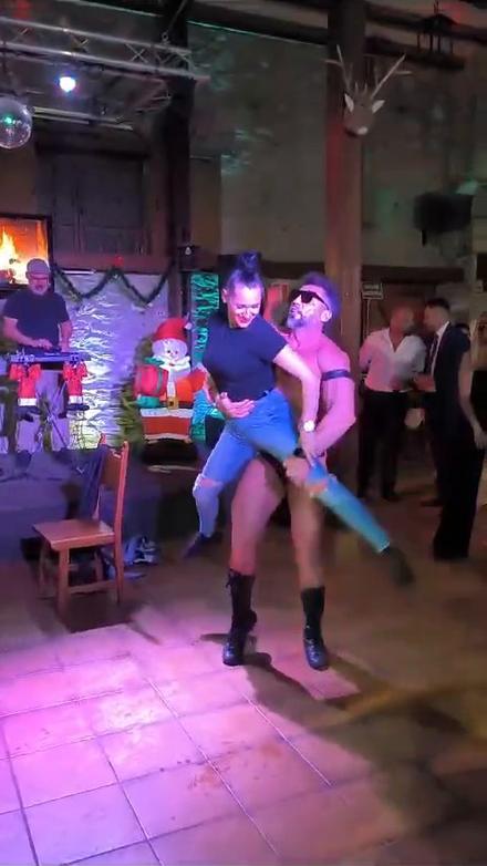 Pablo baila con una asistente durante un show en una sala.